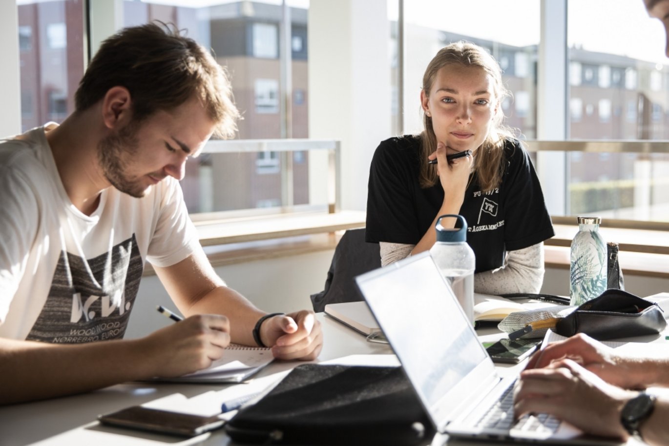 Aarhus Universitet oplever en samlet fremgang på 25 pct. i førsteprioritetsansøgningerne til universitetets IT-studerende. På billedet ses it-studerende på Katrinebjerg i Aarhus.