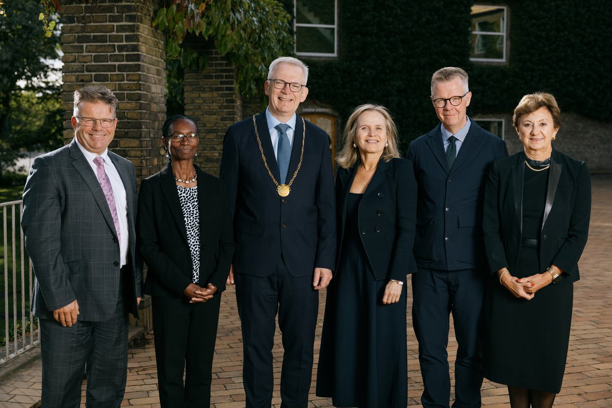 Æresdoktorerne 2024. Fra venstre: Professor Anthony J. Ryan (Nat), professor Ann Phoenix (Arts), rektor Brian Bech Nielsen, professor Sharon Lewin (Health), højesteretsdommer Jørgen Steen Sørensen (Aarhus BSS) og professor Anne S. Kiremidjian (Tech)