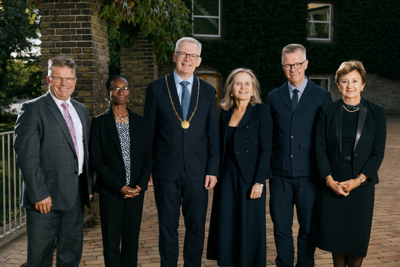 Professor Anthony J. Ryan, professor Ann Phoenix, rektor Brian Bech Nielsen, professor Sharon Lewin, højesteretsdommer Jørgen Steen Sørensen og professor Anne S. Kiremidjian. 