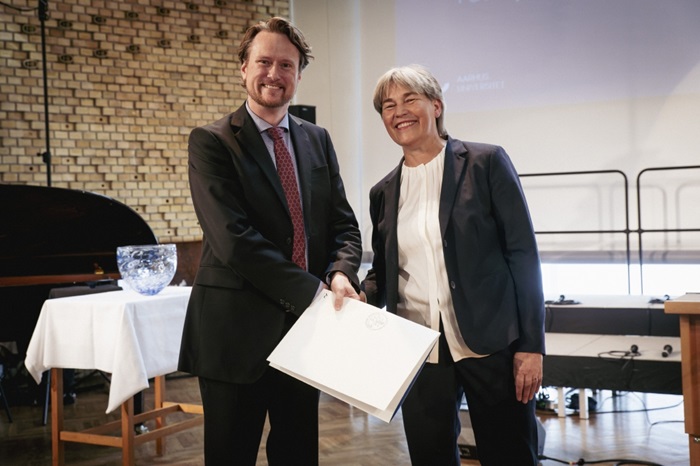 Steffen Petersen med Berit Eika ved uddelingen af undervisningsprisen 2023 ved Aarhus Universitets årsfest i aulaen.